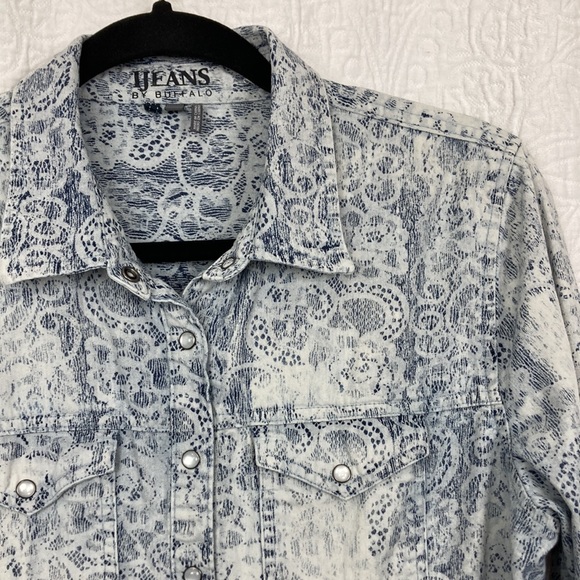 IJeans by Buffalo Women’s Chambray Lace Print Pearl Snap Western Shirt sz Large - Picture 4 of 13